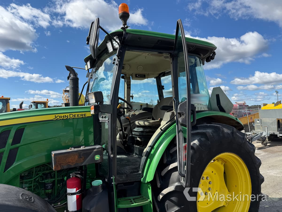 Farm tractor Traktor John Deere 5075M med snöutrustning: picture 30