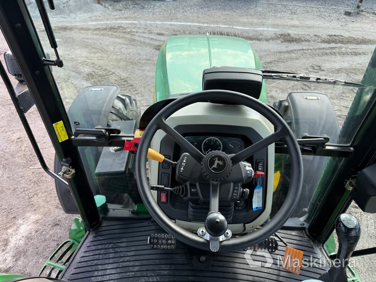 Farm tractor Traktor John Deere 5075M med snöutrustning: picture 32