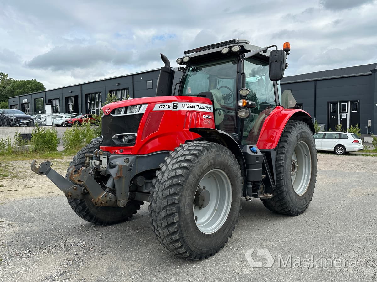 Traktor Massey Fergusson MF 6715 S med Bigab 10-14 G2 lastväxlarvagn - Farm tractor: picture 1 Traktor Massey Fergusson MF 6715 S med Bigab 10-14 G2 lastväxlarvagn - Farm tractor: picture 1