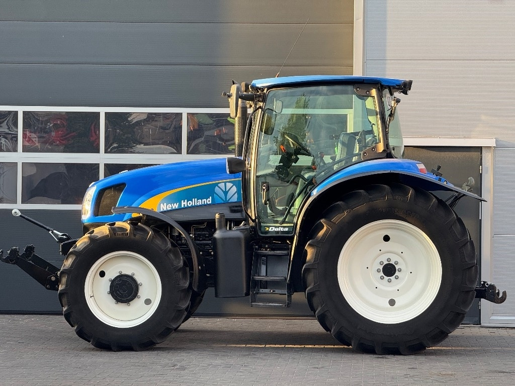New Holland T 6030 - Farm tractor: picture 5 New Holland T 6030 - Farm tractor: picture 5
