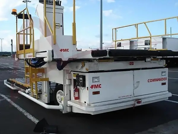 FMC COMMANDER 15S - Aircraft cargo loader: picture 2 FMC COMMANDER 15S - Aircraft cargo loader: picture 2