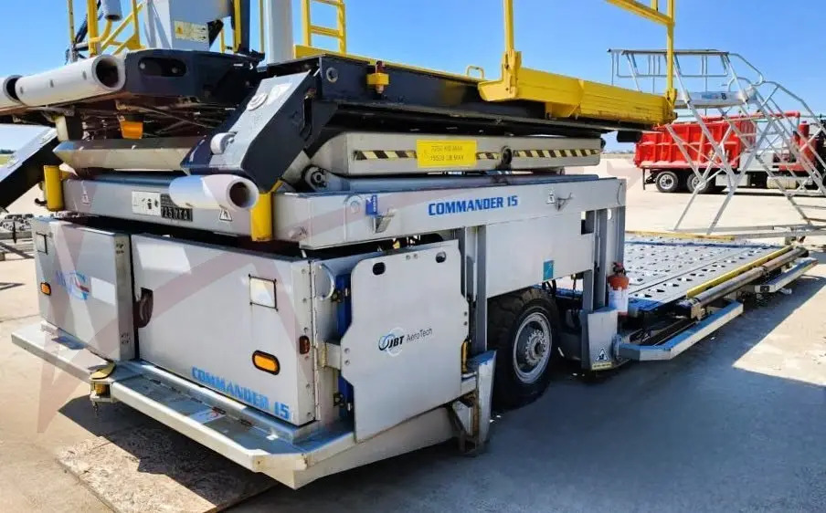 JBT AEROTECH COMMANDER 15iU-E - Aircraft cargo loader: picture 1 JBT AEROTECH COMMANDER 15iU-E - Aircraft cargo loader: picture 1