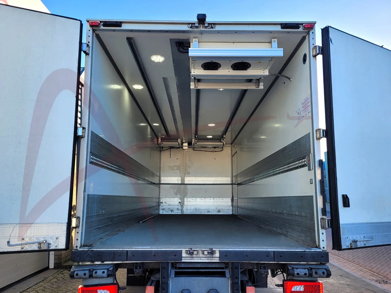 SCANIA P250 - Box truck: picture 3 SCANIA P250 - Box truck: picture 3