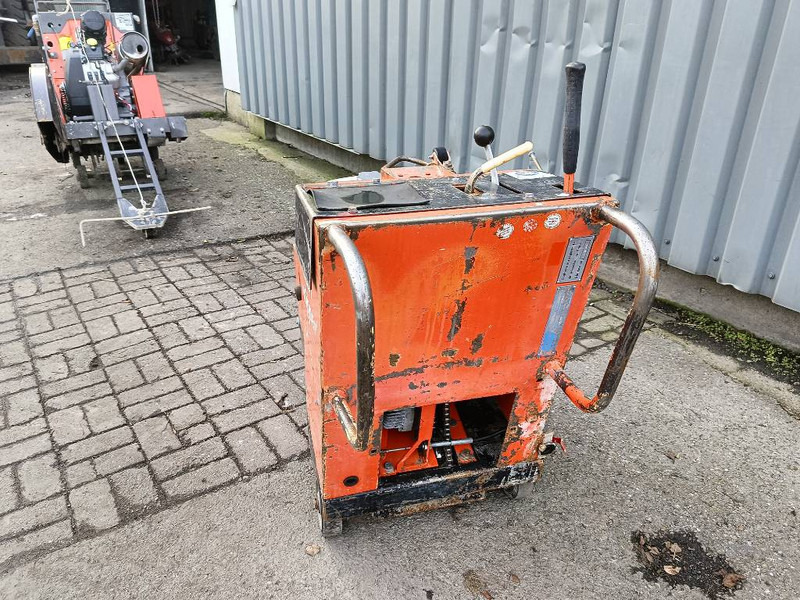 Norton CSB1 clipper zaag betonzaag machine 1994 - Asphalt machine: picture 4 Norton CSB1 clipper zaag betonzaag machine 1994 - Asphalt machine: picture 4