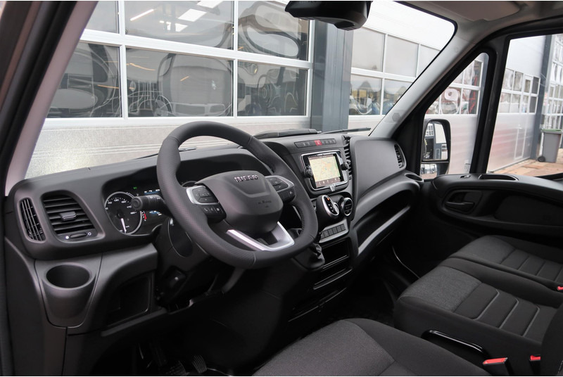 Interior photo 3: Panel van Iveco Daily 35S18HV 3.0 L2H2 BPM VRIJ/ AUT/ 2X SCHUIFDEUR/ CAMERA/ LED/ CRUISE/ CLIMA/ NAVI/