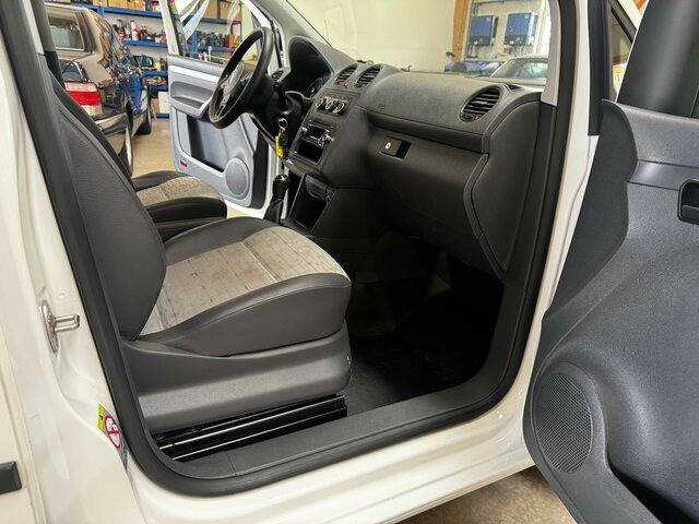 VW Caddy 1.6 TDI Kasten Sortimo AHK... - Small van: picture 5 VW Caddy 1.6 TDI Kasten Sortimo AHK... - Small van: picture 5