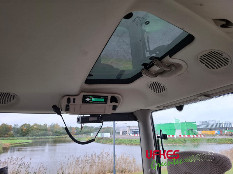 Farm tractor John Deere 6215 R: picture 16