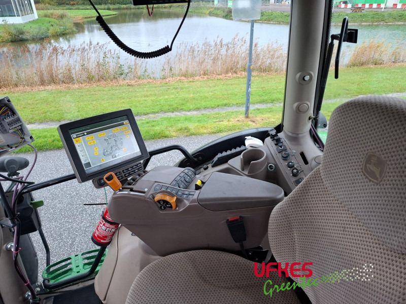 Farm tractor John Deere 6215 R: picture 12