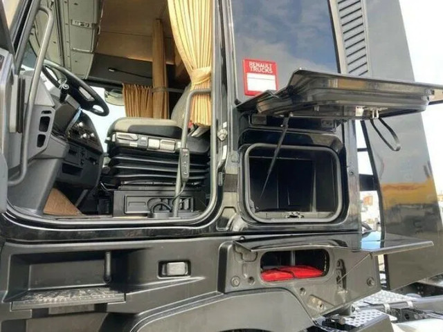 Interior photo 1: Tractor unit Renault T440 Sleeper cab | Leasing from €1549/month