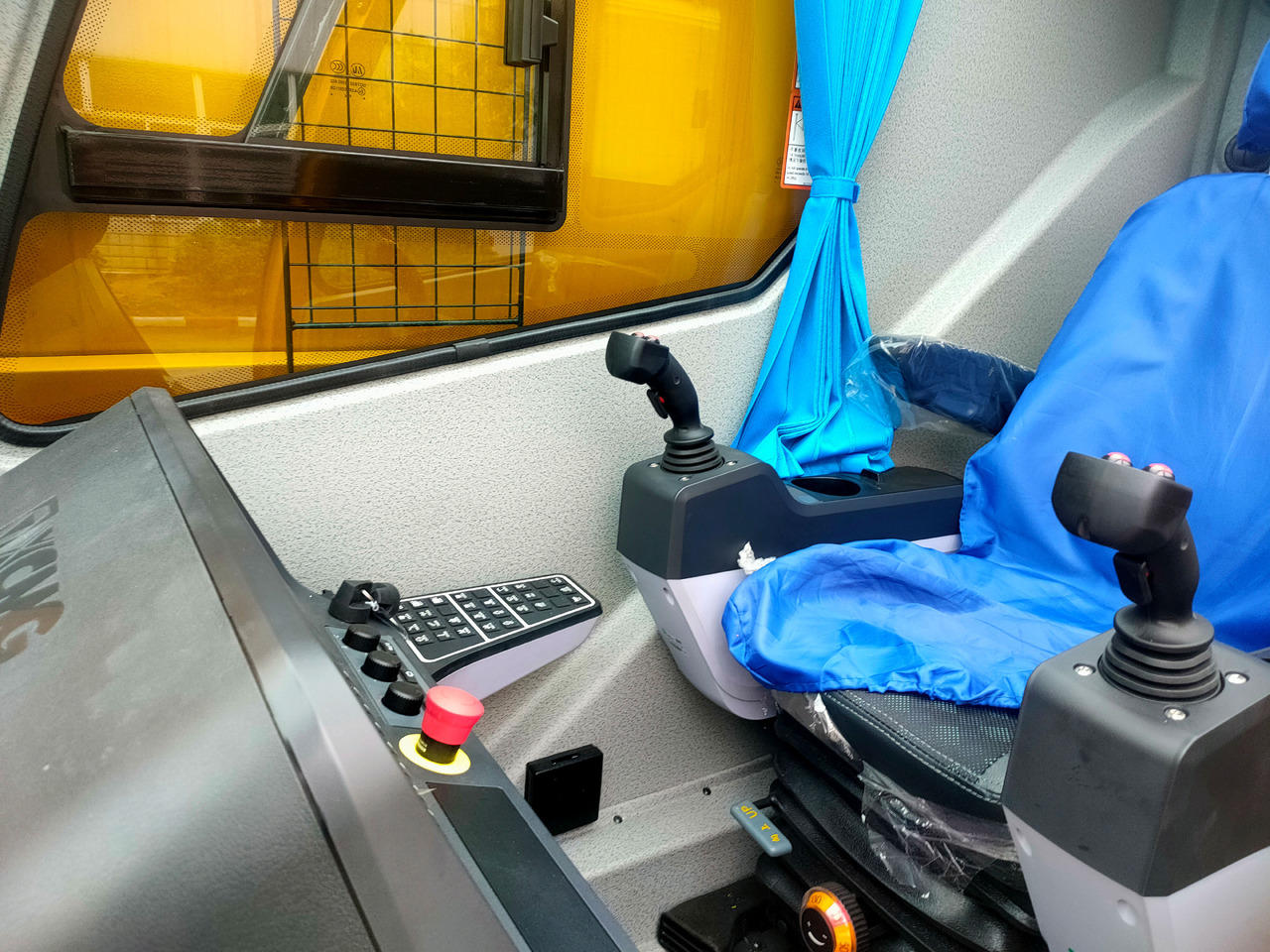 XCMG Factory Hydraulic Crane Telescopic Boom XCT100L7_1 Used 100 Ton Truck Crane For Sale - Mobile crane: picture 5 XCMG Factory Hydraulic Crane Telescopic Boom XCT100L7_1 Used 100 Ton Truck Crane For Sale - Mobile crane: picture 5