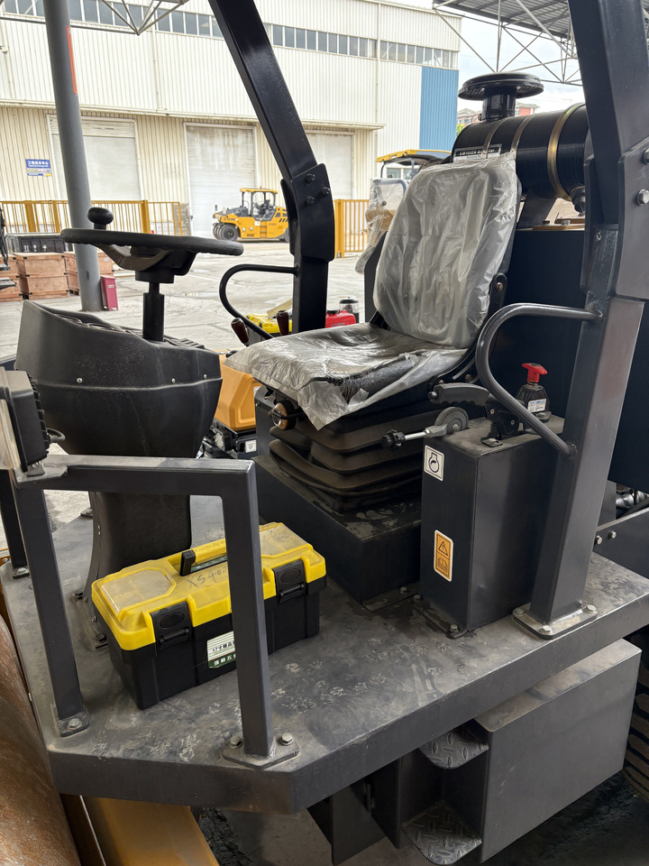 XCMG XS400J 4ton Mechancial Single Drum Vibratory Road Roller Price - Road roller: picture 5 XCMG XS400J 4ton Mechancial Single Drum Vibratory Road Roller Price - Road roller: picture 5