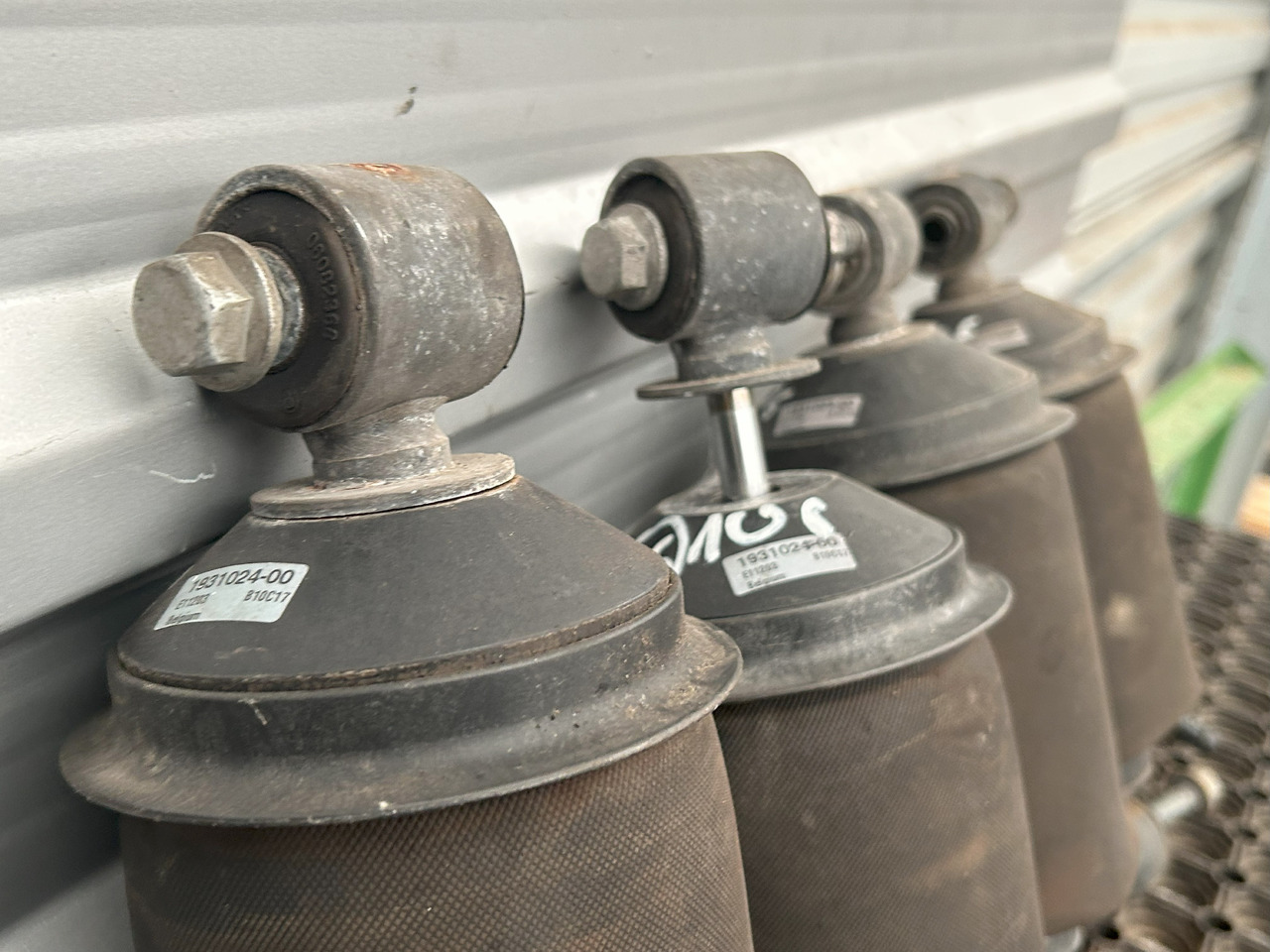 DAF XF 106 CAB SUSPENSION BOOT SET - Cab suspension: picture 3 DAF XF 106 CAB SUSPENSION BOOT SET - Cab suspension: picture 3