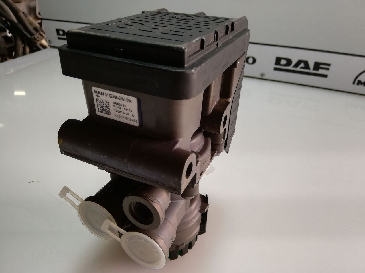 Knorr-Bremse TGX TGS EURO 6 81521066067 MAN TGX TGS truck - Brake valve for Truck: picture 2 Knorr-Bremse TGX TGS EURO 6 81521066067 MAN TGX TGS truck - Brake valve for Truck: picture 2