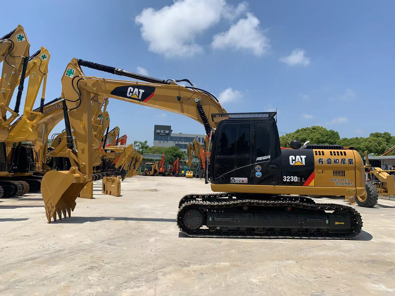 Caterpillar Excavator 320, 323 with Mechanical Engine Mitsubishi S6K - Crawler excavator: picture 2 Caterpillar Excavator 320, 323 with Mechanical Engine Mitsubishi S6K - Crawler excavator: picture 2