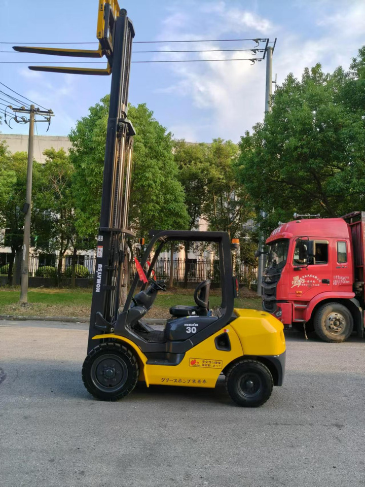 Komatsu Forklift 3 ton Capacity FD30-15, FD30-16, FD30-17 - Diesel forklift: picture 2 Komatsu Forklift 3 ton Capacity FD30-15, FD30-16, FD30-17 - Diesel forklift: picture 2