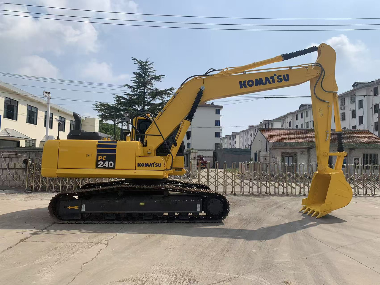 Komatsu PC240 Tracked Excavator Japan Origin - Crawler excavator: picture 1 Komatsu PC240 Tracked Excavator Japan Origin - Crawler excavator: picture 1