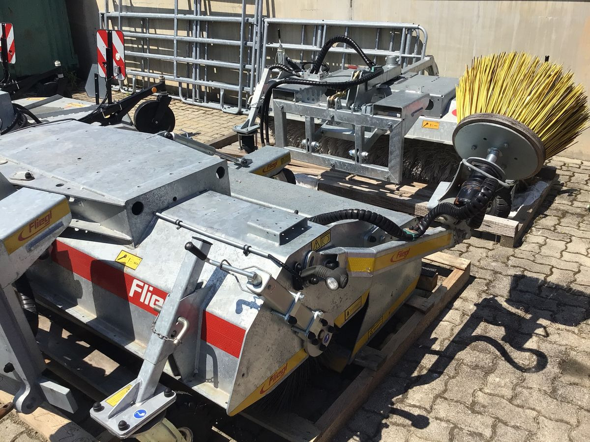 Fliegl Profi 2300 - Broom: picture 3 Fliegl Profi 2300 - Broom: picture 3
