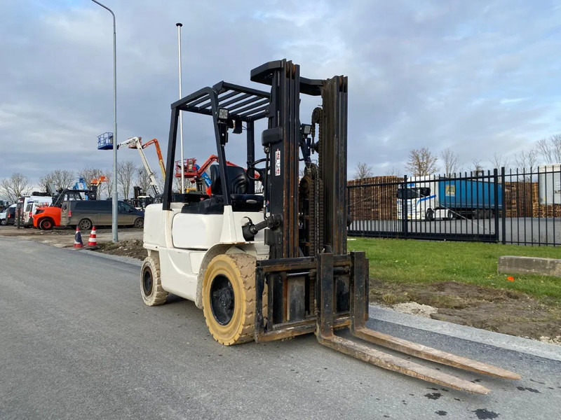 Caterpillar DP35K - Diesel forklift: picture 3 Caterpillar DP35K - Diesel forklift: picture 3