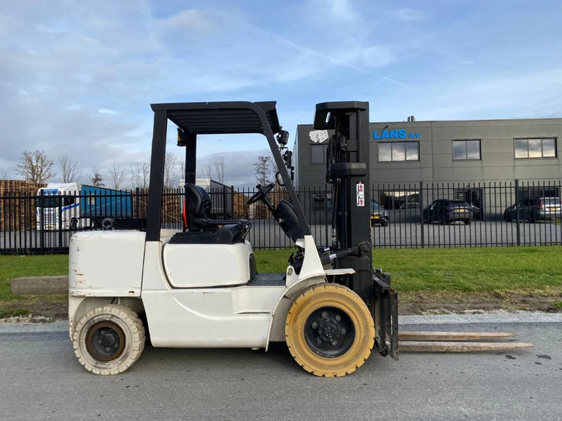 Caterpillar DP35K - Diesel forklift: picture 1 Caterpillar DP35K - Diesel forklift: picture 1