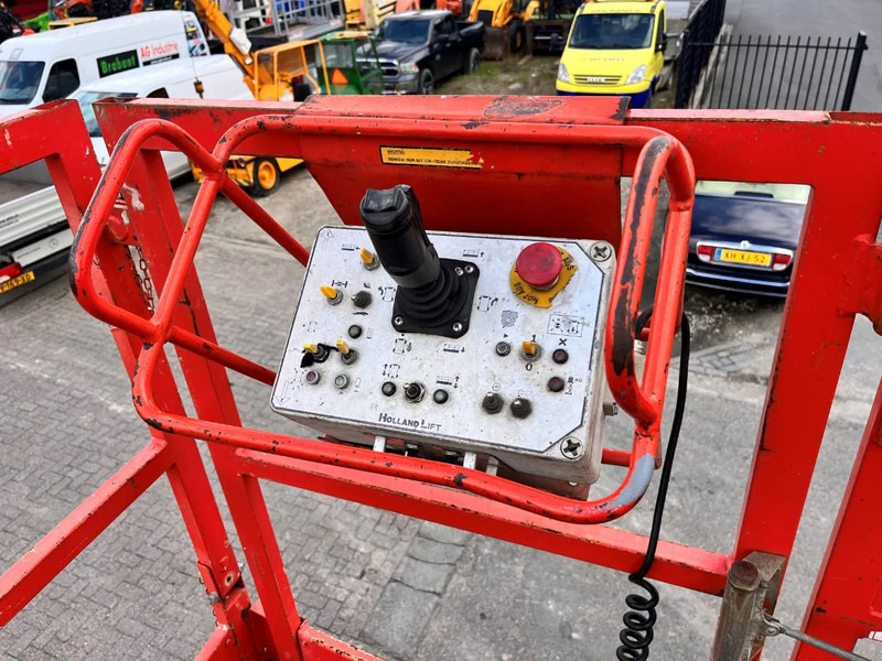 Holland lift COMBISTAR M-250DL27 4WD/P/N - Scissor lift: picture 5 Holland lift COMBISTAR M-250DL27 4WD/P/N - Scissor lift: picture 5