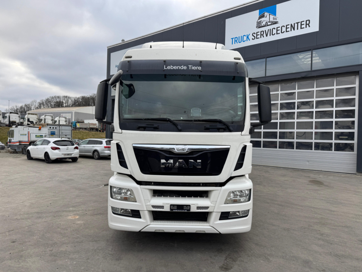 MAN TGS 18.440 4x2 - Curtainsider truck: picture 2 MAN TGS 18.440 4x2 - Curtainsider truck: picture 2