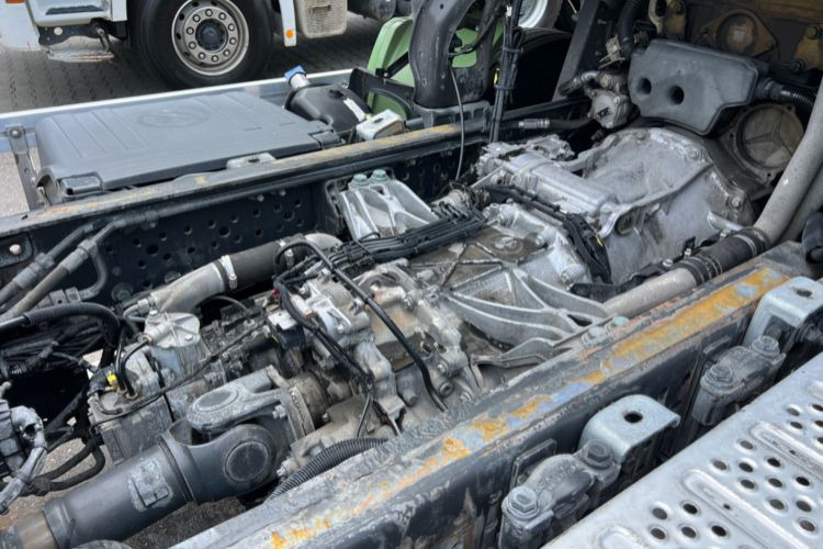 Cab chassis truck Mercedes-Benz Actros 2543 6x2: picture 8