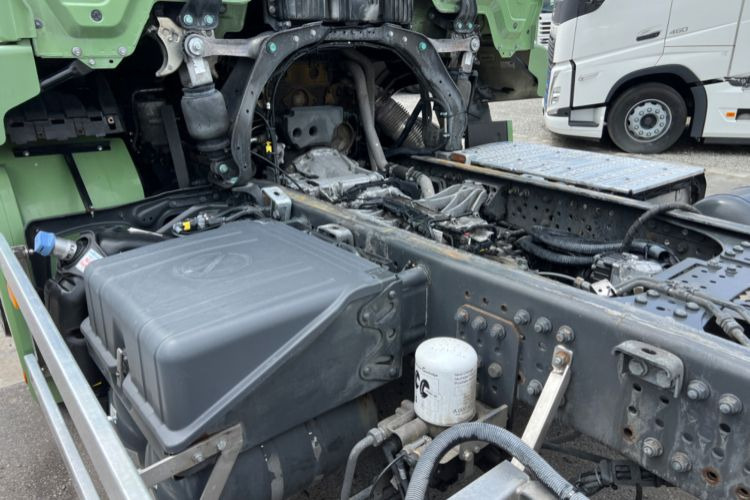 Cab chassis truck Mercedes-Benz Actros 2543 6x2: picture 14
