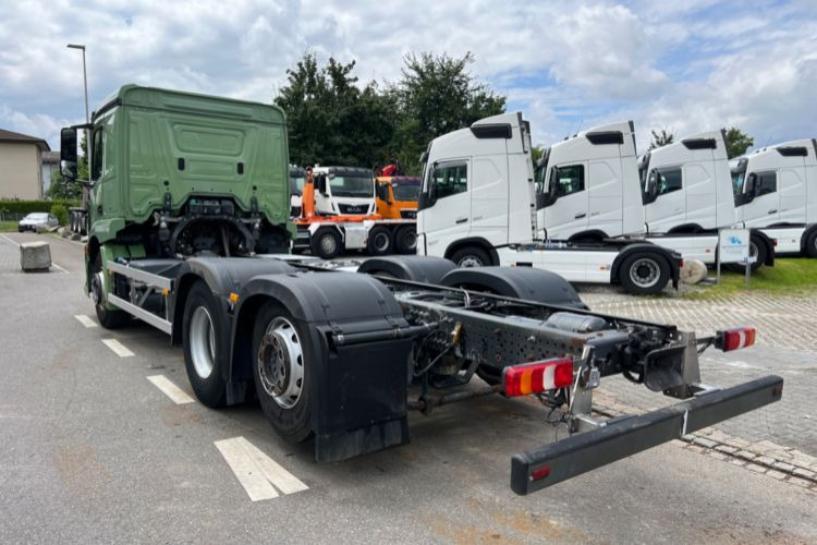 Cab chassis truck Mercedes-Benz Actros 2543 6x2: picture 13