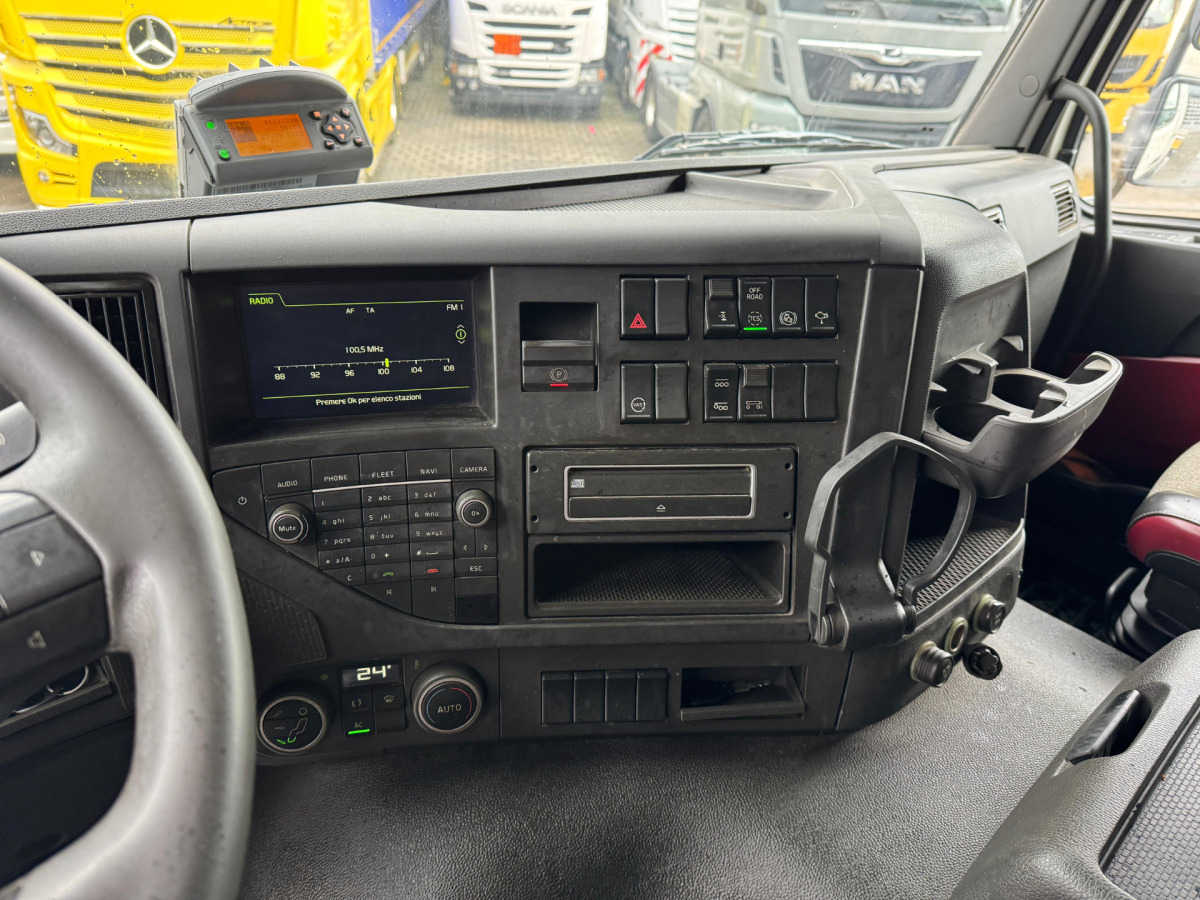 Cab chassis truck VOLVO FMX-540 10x4: picture 12