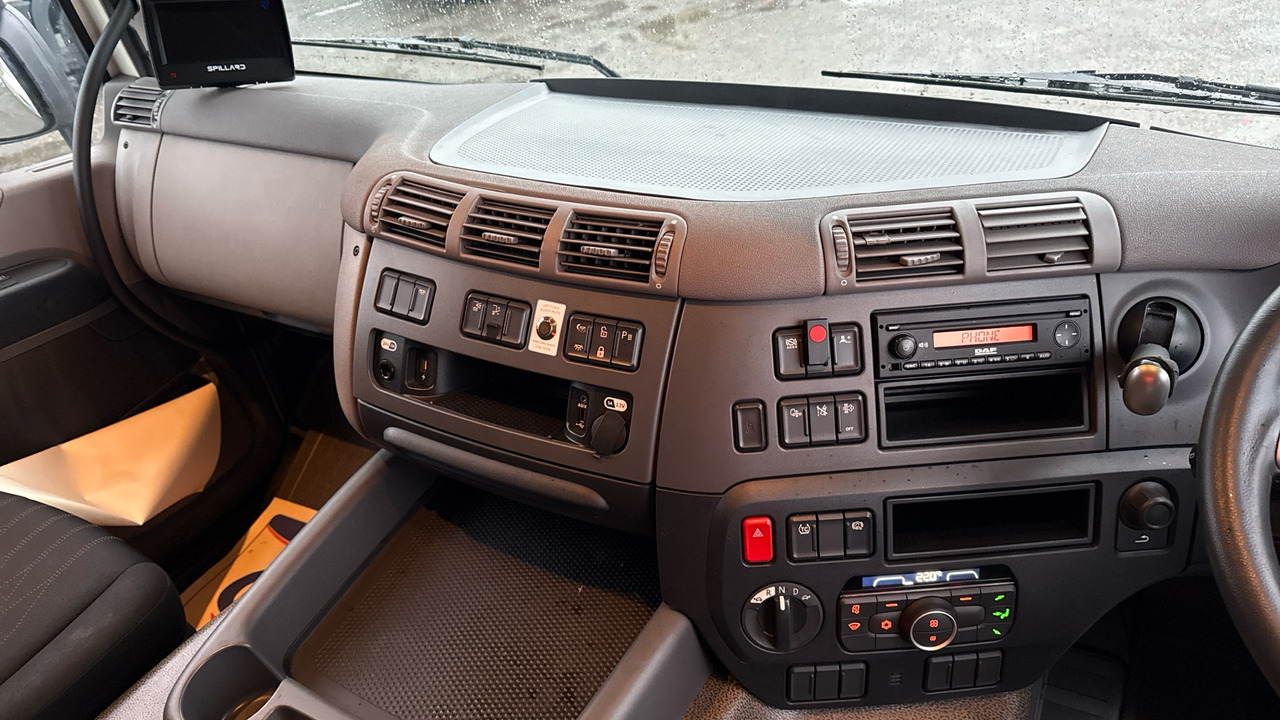 Curtainsider truck DAF CF 260: picture 7