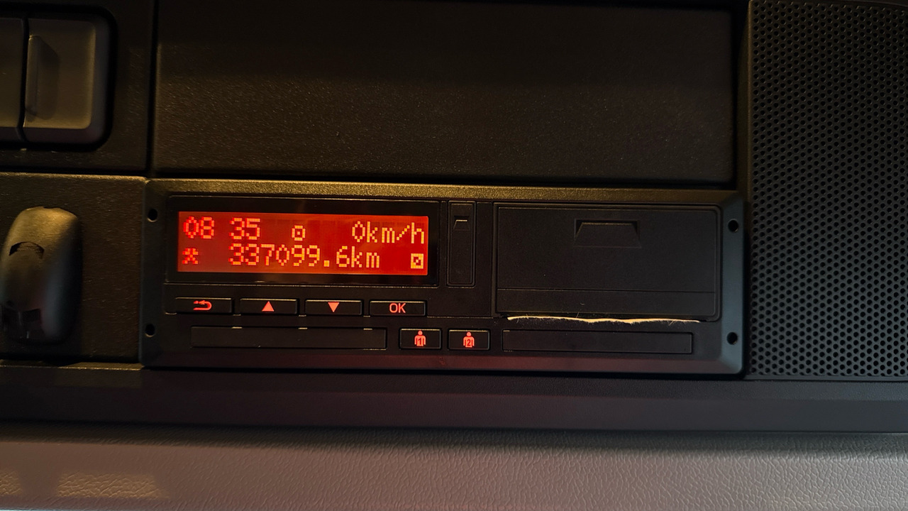 Curtainsider truck DAF CF 260: picture 9