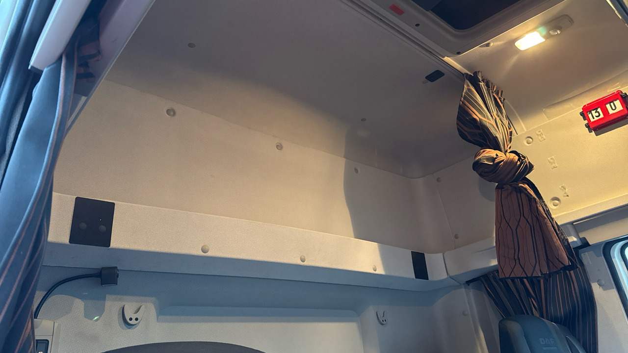 Curtainsider truck DAF CF 260: picture 15