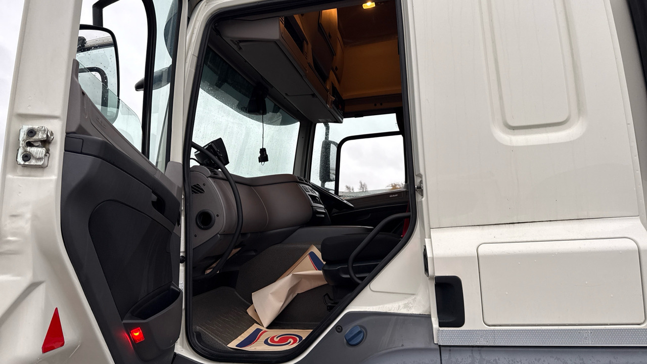 Curtainsider truck DAF CF 260: picture 17