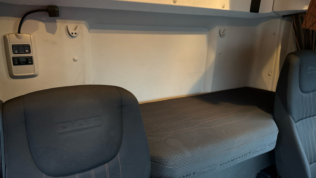 Curtainsider truck DAF CF 260: picture 16