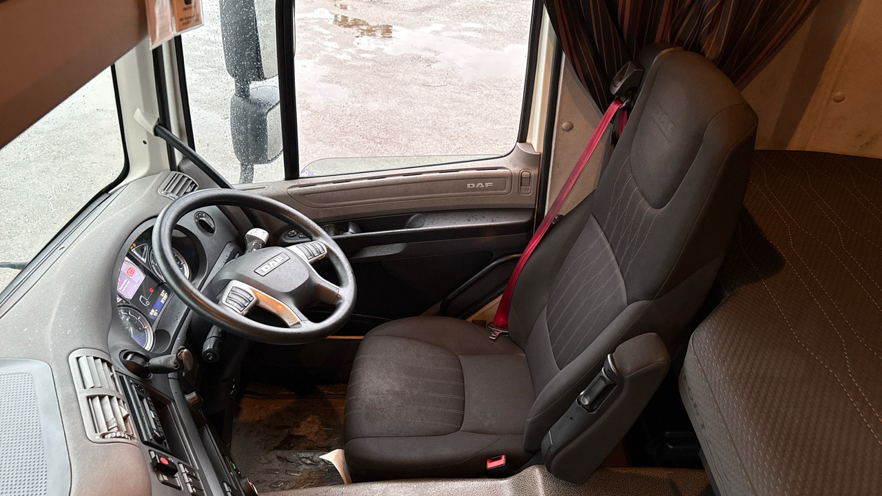 Curtainsider truck DAF CF 260: picture 18