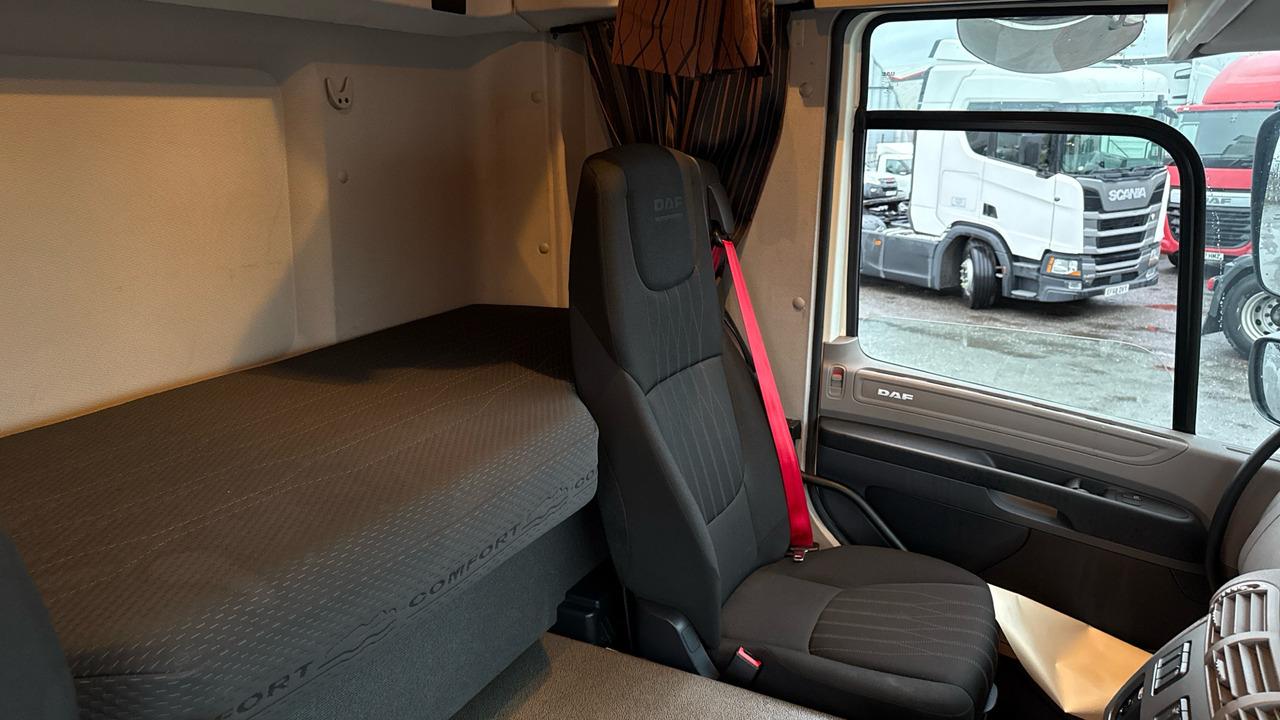 Curtainsider truck DAF CF 260: picture 8