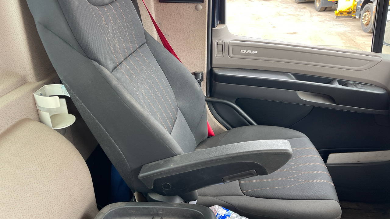 Hook lift truck DAF CF 480: picture 8
