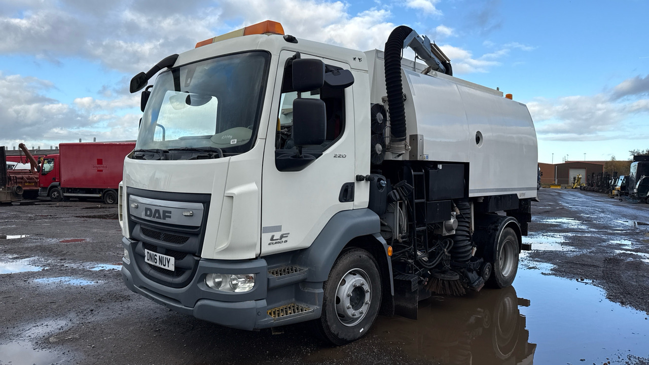 DAF LF 220 - Road sweeper: picture 2 DAF LF 220 - Road sweeper: picture 2