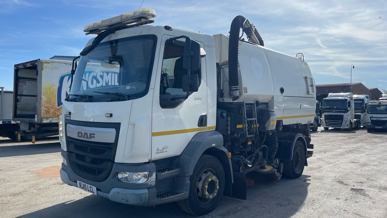 DAF LF 220 - Road sweeper: picture 2 DAF LF 220 - Road sweeper: picture 2