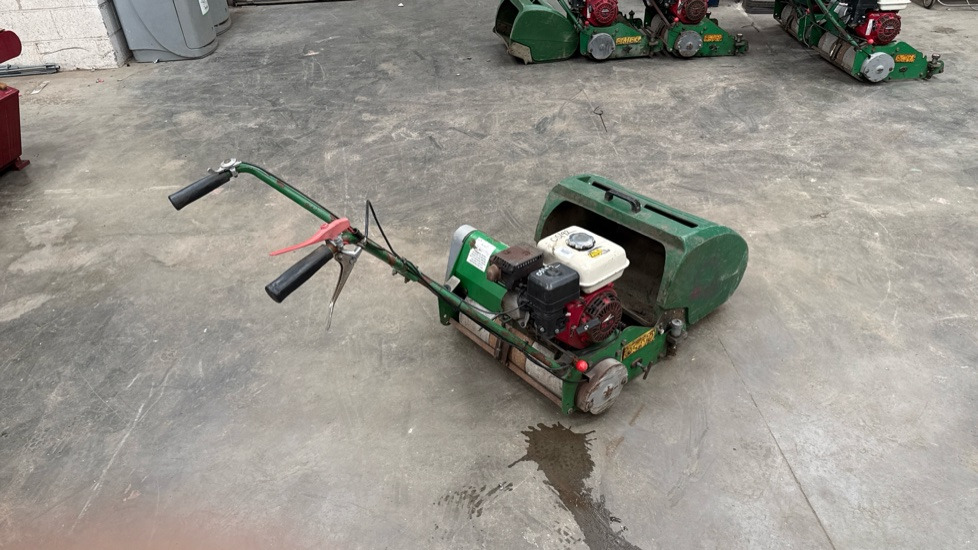 DENNIS FT20 PEDESDTRIAN CYLINDER MOWER, NO UNIT, GRASS BOX - Garden mower: picture 1 DENNIS FT20 PEDESDTRIAN CYLINDER MOWER, NO UNIT, GRASS BOX - Garden mower: picture 1