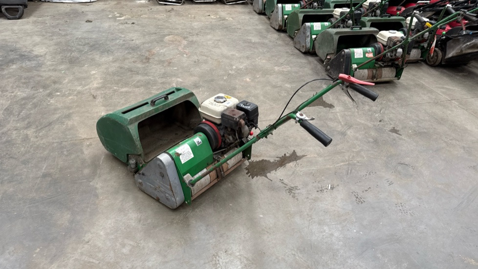 DENNIS FT20 PEDESDTRIAN CYLINDER MOWER, NO UNIT, GRASS BOX - Garden mower: picture 3 DENNIS FT20 PEDESDTRIAN CYLINDER MOWER, NO UNIT, GRASS BOX - Garden mower: picture 3