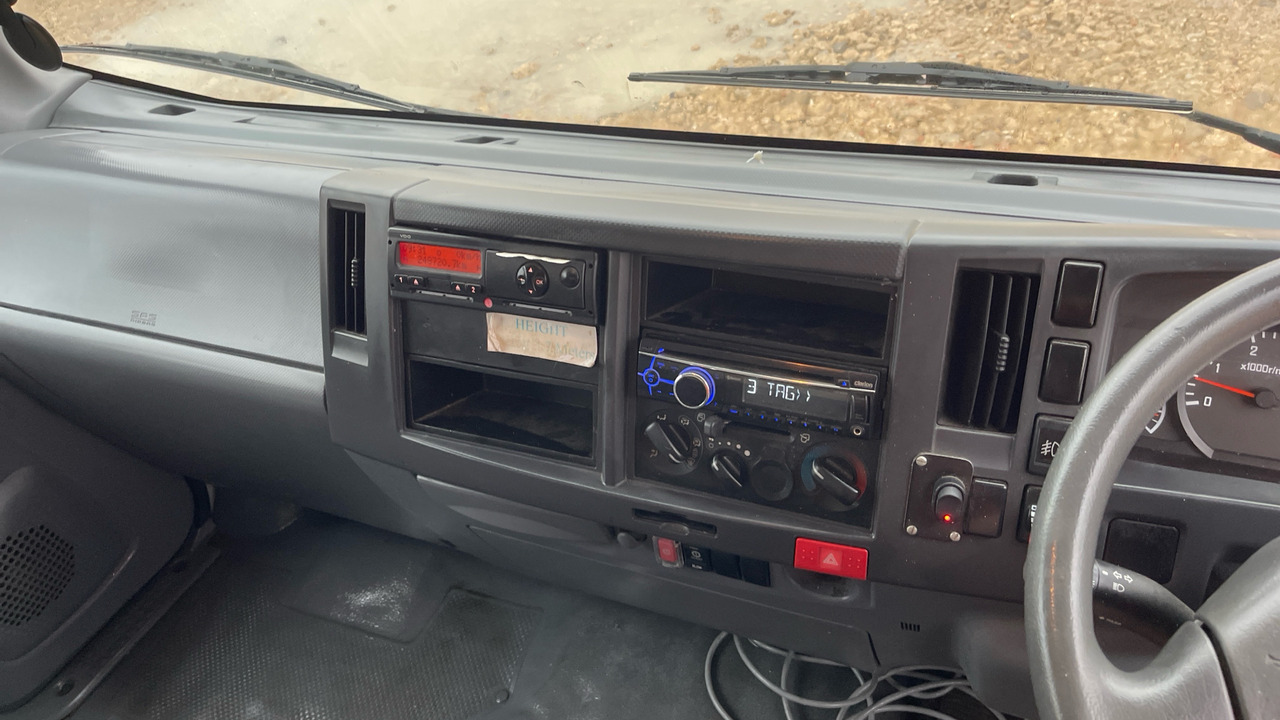 Curtainsider truck Isuzu N75 190: picture 7