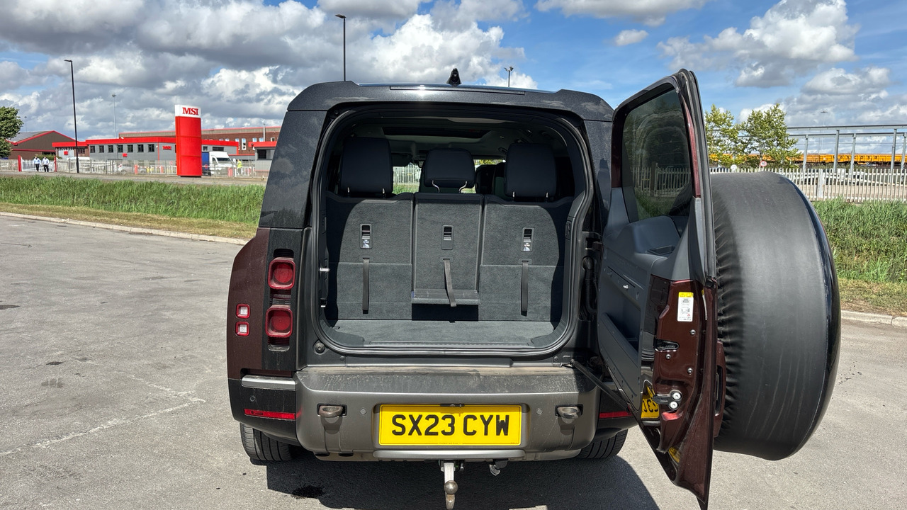 SUV LAND ROVER DEFENDER 3.0 D300 X-Dynamic HSE 130: picture 12