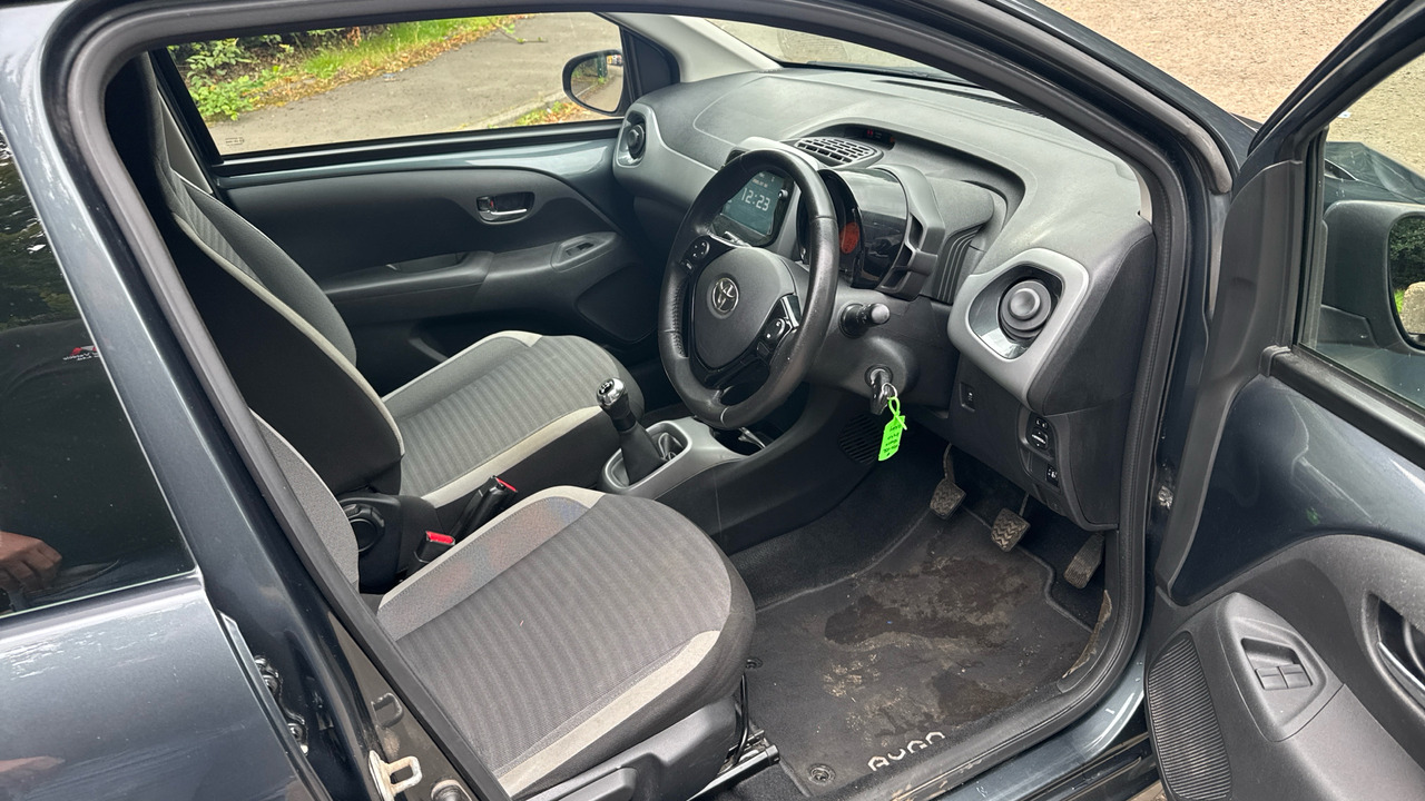 Toyota Aygo 1.0 VVT-i X-Play 5dr - Hatchback: picture 5 Toyota Aygo 1.0 VVT-i X-Play 5dr - Hatchback: picture 5