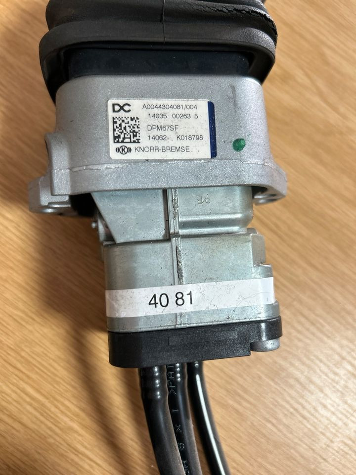 Atego 4 EU 6 bremsventil Handbremsventil KNORR-BREMSE A0044304081 - Brake valve for Truck: picture 2 Atego 4 EU 6 bremsventil Handbremsventil KNORR-BREMSE A0044304081 - Brake valve for Truck: picture 2
