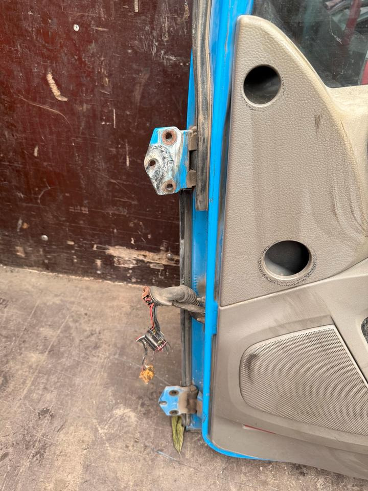 DAF XF 105,460 Beifahrertür Blau Spiegel Innenverkleidung LN 48 - Door and parts for Truck: picture 4 DAF XF 105,460 Beifahrertür Blau Spiegel Innenverkleidung LN 48 - Door and parts for Truck: picture 4