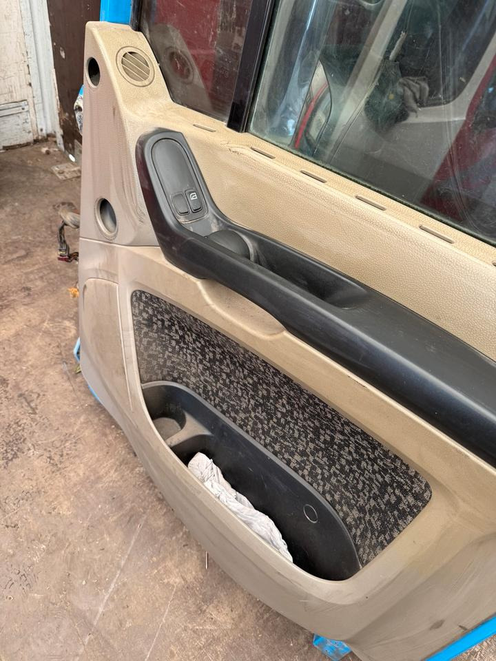 DAF XF 105,460 Beifahrertür Blau Spiegel Innenverkleidung LN 48 - Door and parts for Truck: picture 3 DAF XF 105,460 Beifahrertür Blau Spiegel Innenverkleidung LN 48 - Door and parts for Truck: picture 3