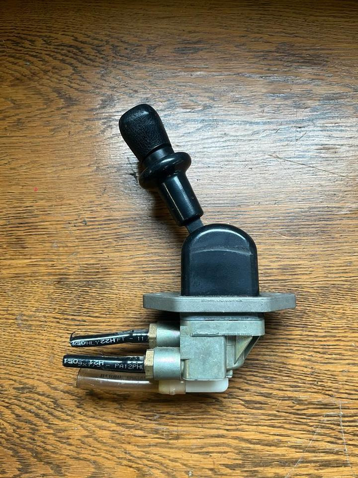 MAN Bremsventil Feststellbremse Handbremsventil 81.52315.6171 - Brake valve for Truck: picture 1 MAN Bremsventil Feststellbremse Handbremsventil 81.52315.6171 - Brake valve for Truck: picture 1