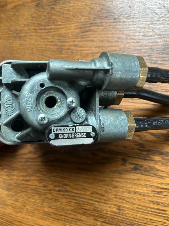 MAN Bremsventil Feststellbremse Handbremsventil DPM90CK - Brake valve for Truck: picture 2 MAN Bremsventil Feststellbremse Handbremsventil DPM90CK - Brake valve for Truck: picture 2