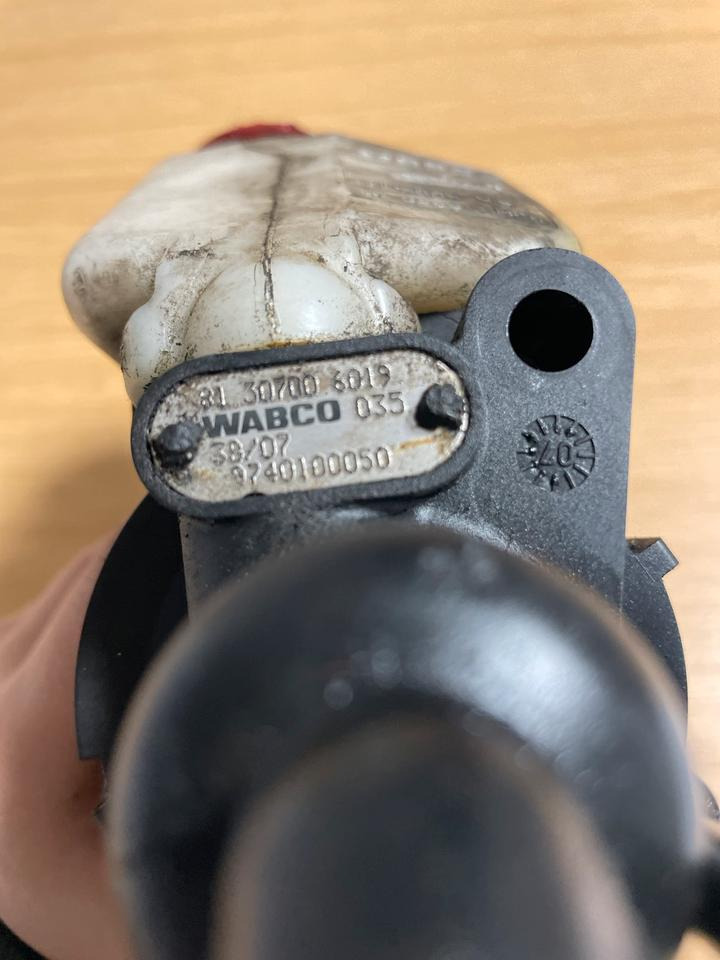 MAN Geberzylinder Kopplung WABCO 81.307006019 - Clutch cylinder for Truck: picture 4 MAN Geberzylinder Kopplung WABCO 81.307006019 - Clutch cylinder for Truck: picture 4